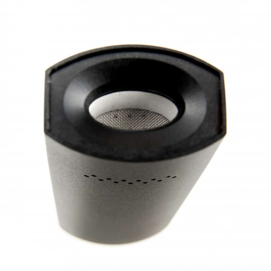 Vaporizerens øverste del præsenterer en glat, sort overflade med en let mat finish. Den cylindrisk formede krop har en buet top, hvor der er en lille, rund åbning. Et minimalistisk design med tydelige, stiliserede linjer og en enkelt knap fremhæver funktionaliteten. Der ses et diskret logo, som tilføjer en subtil visuel detalje.