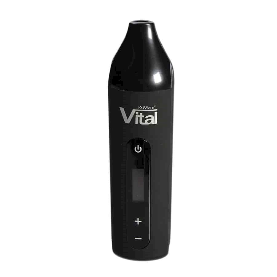 En sort vaporizer med en glat, mat overflade pryder midten af beskrivelsen. Den har en let buet form og et ergonomisk design, der gør den behagelig at holde. Knapperne er placeret over en digital skærm, der viser temperaturindstillinger. En lille indikatorlampe er synlig, og en skruelåg til fyldning sidder på toppen.