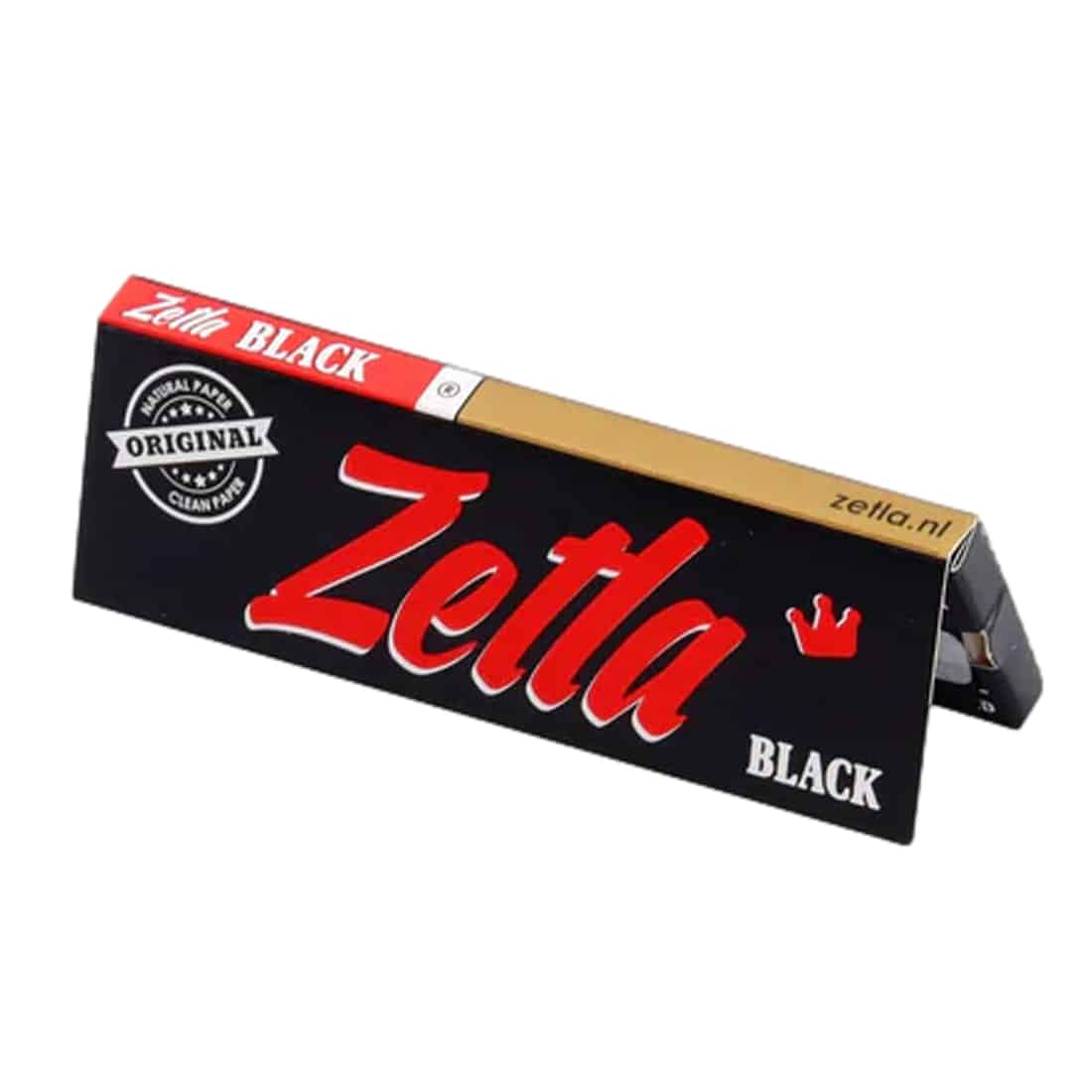 En lille, sort taske med en glat overflade og en blød tekstur. Den har en rektangulær form og er udstyret med en justerbar rem, der er fastgjort med metalbeslag. Tasken har en enkelt lynlås øverst, som er fremhævet af en diskret metalpuller. Indersiden er synlig med en lysere farve, der kontrasterer med det ydre.