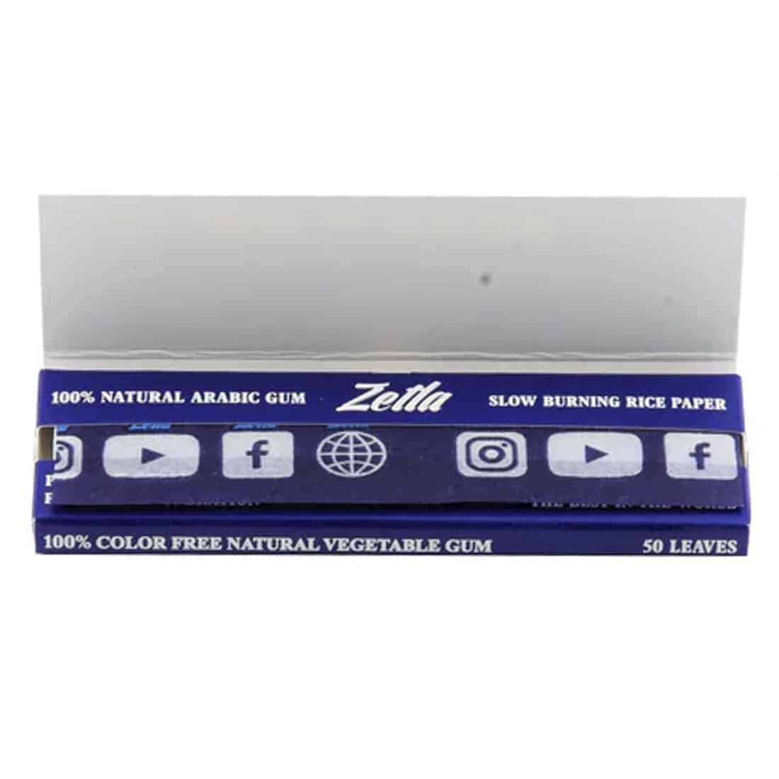 En lille, blå opbevaringskasse i plastic præsenterer sig med en glat overflade og afrundede kanter. Kassen har en praktisk låsemekanisme, der sikrer indholdet. Den er dekoreret med en subtil tekstur, og der er indsat et håndtag i midten, som gør det nemt at transportere. Farven er en klar og livlig blå, der fanger opmærksomheden.