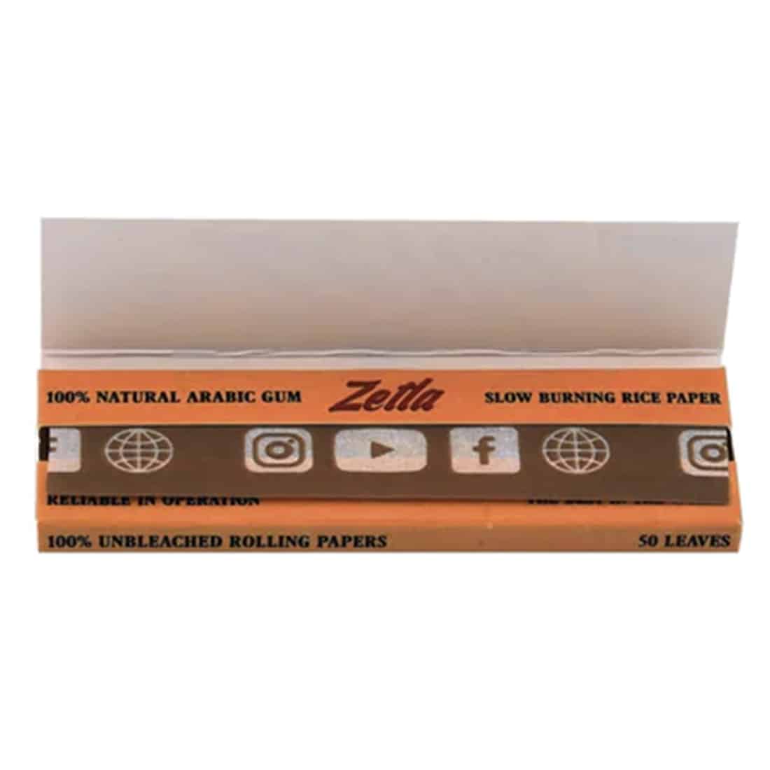 En lille, brun skammel med en rund, polstret sædeflade og en glat, læderagtig overflade pryder den øverste del. Benene er simple og lige, fremstillet af mørkt træ, hvilket giver et kontrastfuldt udtryk til den bløde sædeflade. Skamlen har en minimalistisk stil uden synlige syninger eller dekorative elementer, hvilket skaber et elegant og moderne udseende.