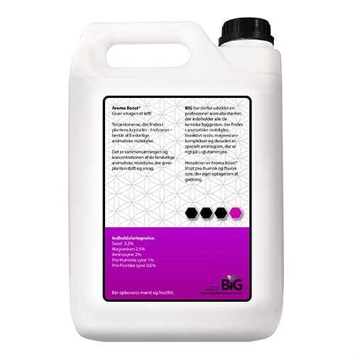 En brun papirpose med en genkendelig struktur præsenterer et grønt, grafisk design, der omfatter en stor planteillustration og en hvid, tydelig skrift. Nederst er der en sektion med tekniske oplysninger, der er trykt med grå tekst. Posens kant er let bøjet, og materialet har en mat finish, hvilket giver et naturligt og rustikt udseende.