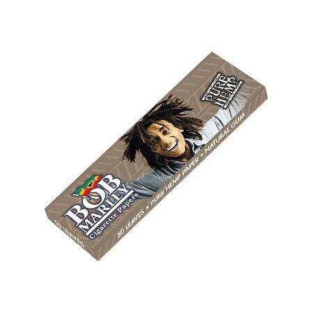 En plakat prydes af et portræt af en mand med dreadlocks, iført en farverig hat. Hans ansigt udstråler ro og styrke, omgivet af nuancer af grøn, gul og rød. Baggrunden er dæmpet, hvilket fremhæver motivet. Øjnene er lukkede, som om han er i en meditativ tilstand, og der er tekst nederst med en enkel skrifttype.