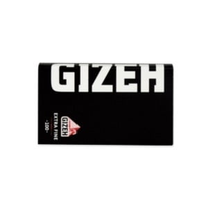 En rullepapir rulles ud med en glat, hvid overflade. Papiret er enkelt og tyndt, hvilket giver mulighed for nem brug. Kanten er let bølget, og der er en subtil struktur, der bidrager til en skridsikker fornemmelse. Rullen er placeret på en neutral baggrund, hvilket fremhæver dens enkle design og funktionalitet.