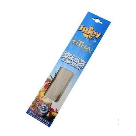 Rørformet beholder i klar plast med en skruehætte i sort, indeholder flere stænger af røgelse. Røgelsens farver spænder fra dyb grøn til lys gul med en glinsende overflade. På etiketten er der farverige grafiske elementer med eksotiske frugter og et tropisk tema. Teksten er præsenteret i en legende skrifttype, der tilføjer et livligt udtryk.