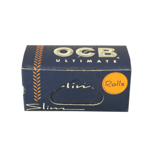 Rullerne er præsenteret i en lang, smal pakke med en dominerende hvid farve og grønne detaljer. Forsiden prydes af et logo med en stiliseret skrift og grafiske elementer. Rullerne er fint pakket, og overfladen fremstår glat og ensartet. Pakken har en perforeret kant, der indikerer nem åbning, mens den lukkede ende er glat og uden synlige åbninger.