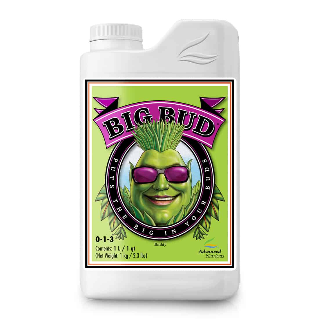 En gennemsigtig plastflaske med et gråt låg, fyldt med en gyldenbrun væske. Flasken har en etiket med farverige illustrationer af store, frodige knopper. Teksten på etiketten er i hvid og grøn, med tydelige skrifttyper. Baggrunden er neutral, hvilket fremhæver flaskens detaljer og farver. Flaskens form er slank og cylindrisk, med let buede linjer.