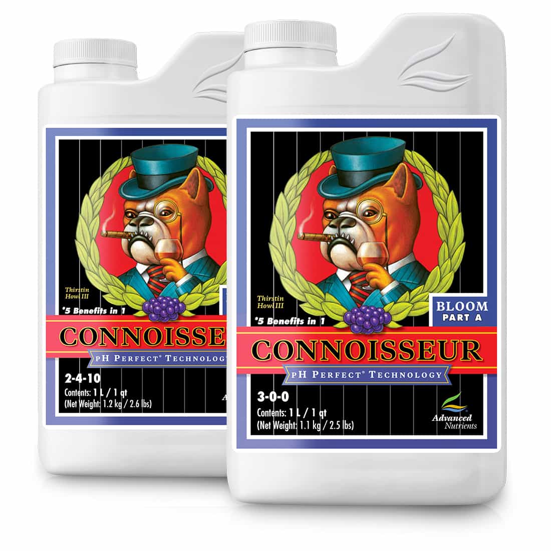 En klar, gennemsigtig flaske indeholder en lyserød væske, der har en let viskøs konsistens. Flasken har en sort skruelåg med en indbygget hældetud. Etiket i nuancer af grøn, hvid og sort pryder flaskens front, med tekst og symboler, der angiver indholdet og instruktioner. Flaskens form er slank og cylindrisk, hvilket gør den nem at håndtere.