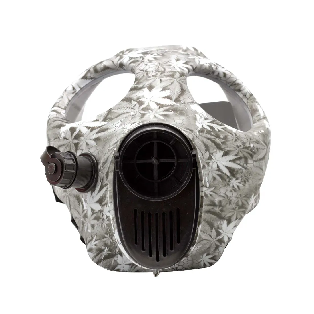 En gasmaske med en integreret bong er fremstillet af fleksibel, gennemsigtig plast i sort og grønt. Masken har runde øjenåbninger og en justerbar rem til fastgørelse bag hovedet. Bongens rør er buet og forsynet med en skål til stoffer. Overfladen har en glat tekstur, og der er synlige ventilationsåbninger.