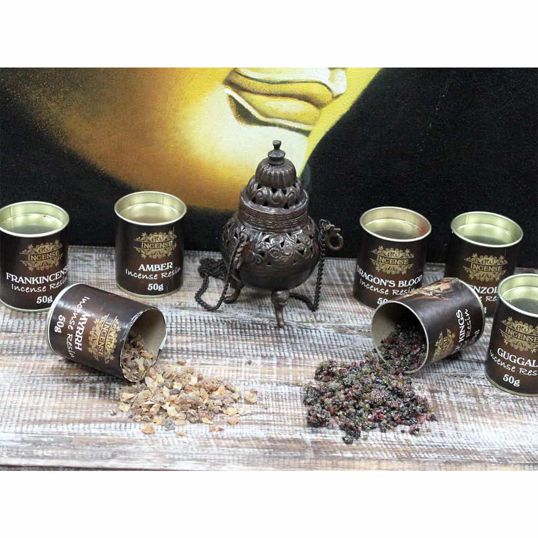 Gulbrune stykker af røgelse ligger på en jævn, hvid overflade. De har en uregelmæssig form med varierede størrelser og en let glinsende overflade, der fremhæver deres naturlige tekstur. Nogle stykker er mere gennemsigtige end andre, hvilket giver en dybde og variation i farven. Røgelsen er pakket i en gennemsigtig pose, der afslører indholdet.