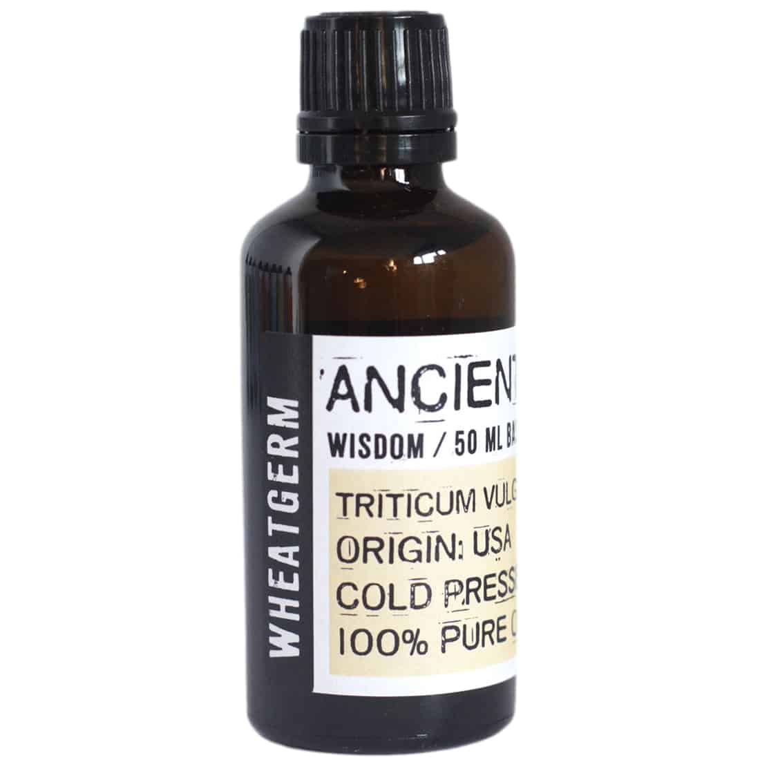 En glasflaske med en slank, cylindrisk form pryder en mørk, træagtig overflade. Flaskens indhold er en gylden væske, der glitrer i lyset. Et sort, enkelt etiket pryder flaskens front med hvid tekst. Korkproppen er naturlig og ubehandlet, mens flaskens bund er flad, hvilket giver stabilitet. Flasken har en elegant, minimalistisk fremtoning.