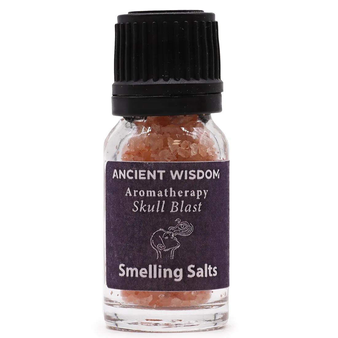 En kraniumformet genstand præsenterer sig med en glat, hvidlig overflade og detaljerede, dybe indskæringer, der fremhæver ansigtstræk og kraniets struktur. Den har en let skinnende tekstur, og de indre hulrum er mørkere, hvilket skaber kontrast. Omkring kraniet ses små, ujævne fragmenter af materiale, der tilføjer en rå og naturlig dimension til helheden.