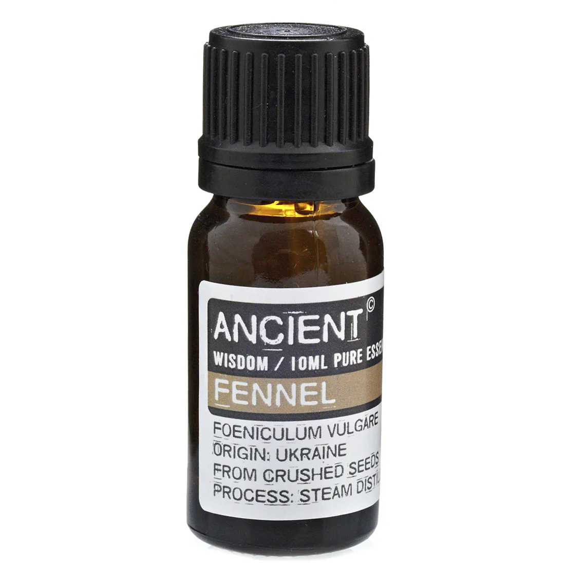 En lille, transparent flaske med en mørkeblå skruelåg. Flasken indeholder en klar, let gylden væske, som reflekterer lyset. Etiket med sort og hvid tekst pryder flaskens front, hvor der er angivet produktnavn og indholdsfortegnelse. Flaskens form er slank og cylindrisk, og den står på en hvid overflade, der fremhæver flaskens farver.