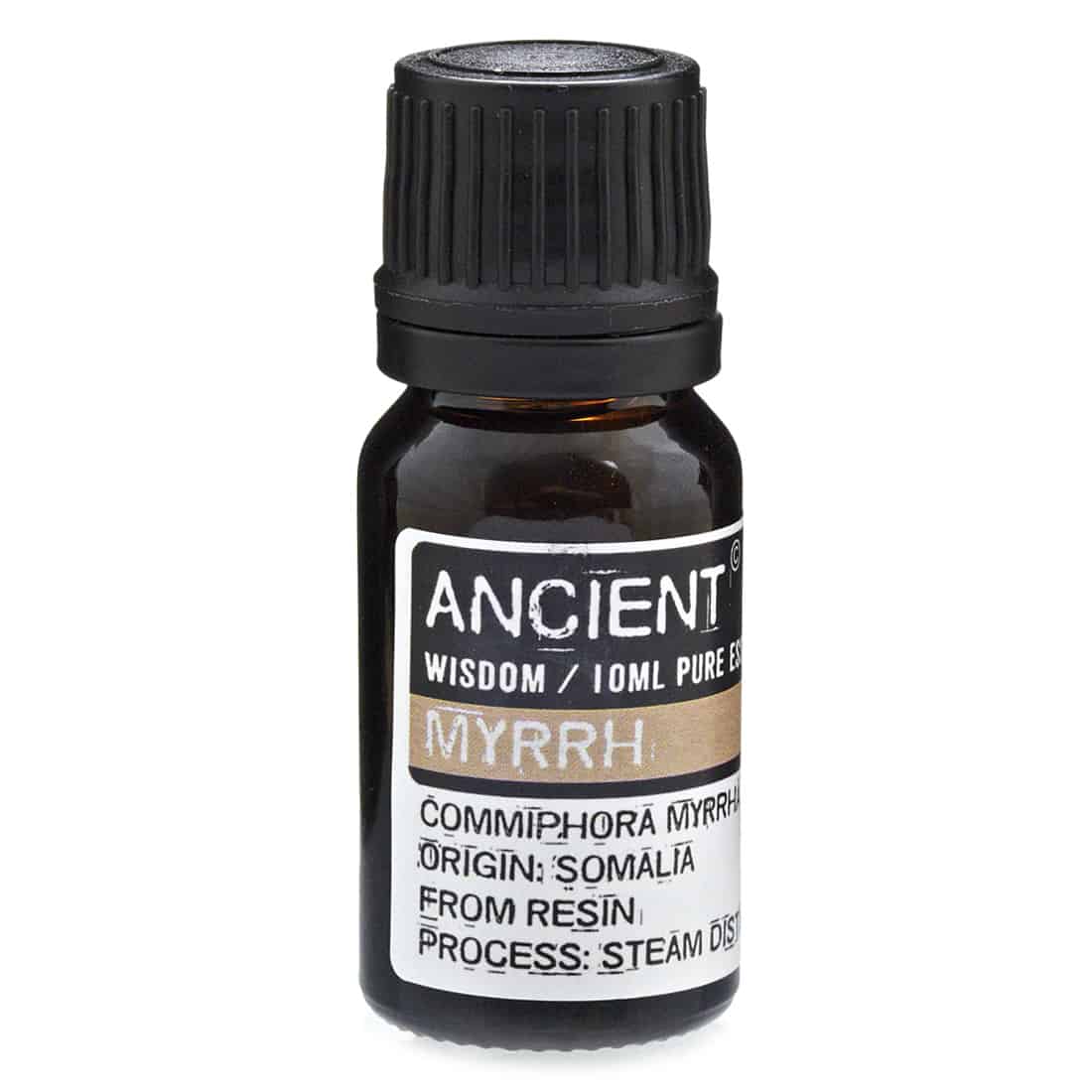 En lille, klar glasflaske med en sort skruelåg indeholder en gyldenbrun væske, der tydeligvis er en æterisk olie. Flaskens etiket er hvid med sort tekst og indeholder oplysninger om produktet. Et lille symbol pryder etiketten, og flasken står på en neutral overflade, der fremhæver dens enkle, elegante design.