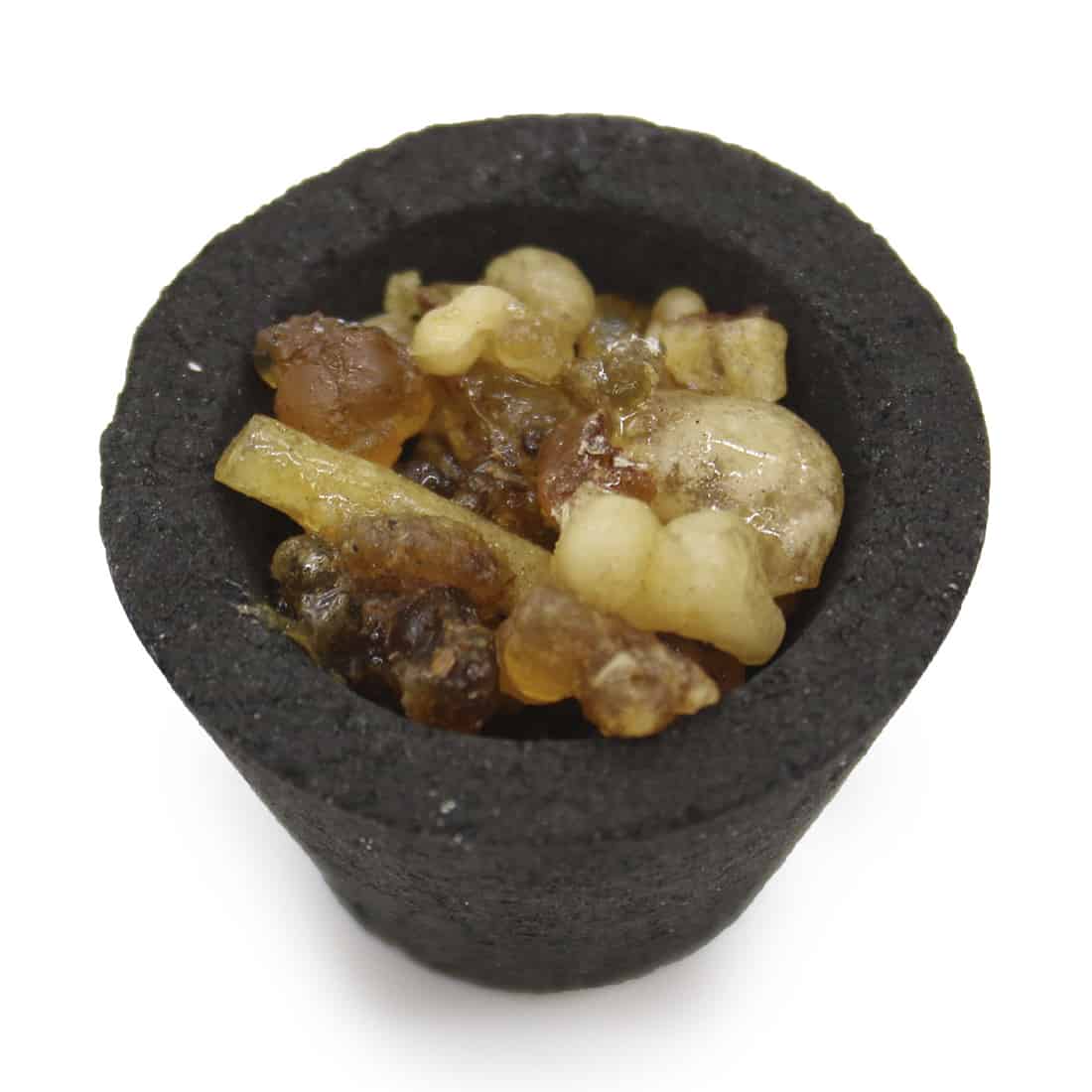 Twelve små, runde skåle lavet af klar, glat glas, fyldt med gyldne perler af frankincense harpiks. Hver skål har en tynd, ensartet kant, og de små harpiksperler varierer i størrelse og nuance fra lys gylden til mørk amber. Skålene står på en hvid, let struktureret overflade, der fremhæver deres klare farver.