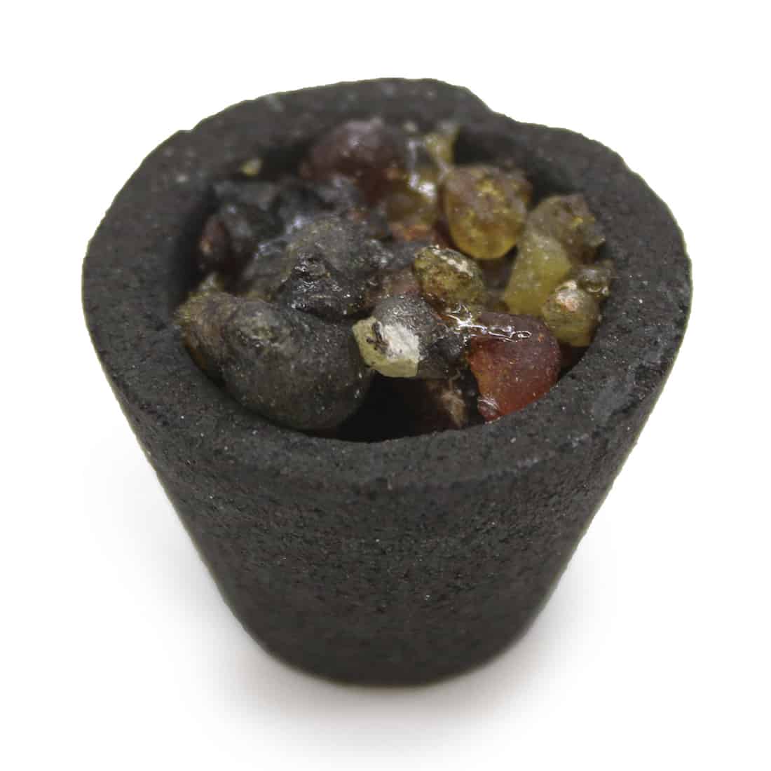 Tre sæt af små, cylindriske kopper med en glat, skinnende overflade, fremstillet af resin. Hver kop har en dyb, klar farve, der varierer mellem nuancer af grøn, blå og brun. Kanterne er let afrundede, og kopperne står på en hvid, ensartet overflade. De er arrangeret i en tæt formation, hvilket skaber en harmonisk helhed.