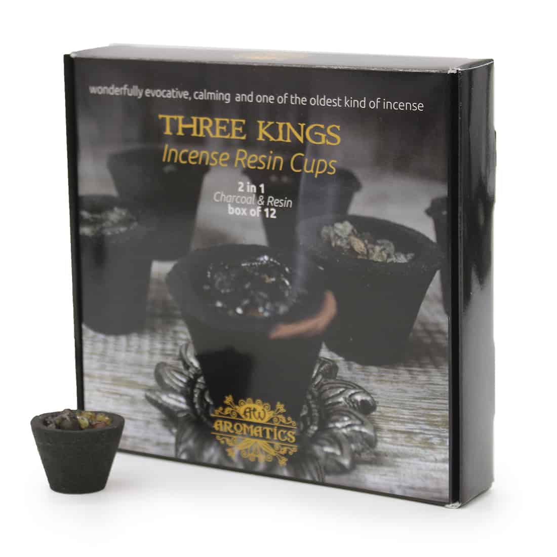 Tolv små kopper i en række, udført i klart glas med en glat overflade. Hver kop har en præcis, cylindrisk form og en smal kant. Indvendigt er kopperne dekoreret med et fint mønster i guld, som skaber en elegant kontrast til det klare glas. Bunden er flad, hvilket giver stabilitet, og de er anbragt på en neutral, hvid overflade.