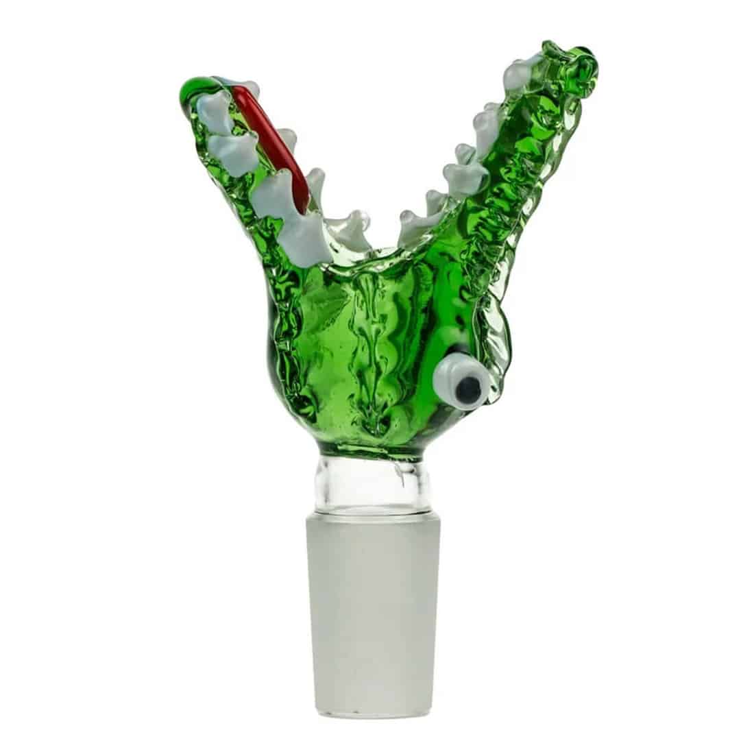 En skål i form af et krokodillehoved, fremstillet af klart, grønligt glas. Skålen har en glat, skinnende overflade med detaljerede udskæringer, der fremhæver øjne og tænder. Kanten er bølget og giver en dynamisk form. Den grønne farve varierer fra lys til mørk, hvilket skaber dybde og interesse i designet.