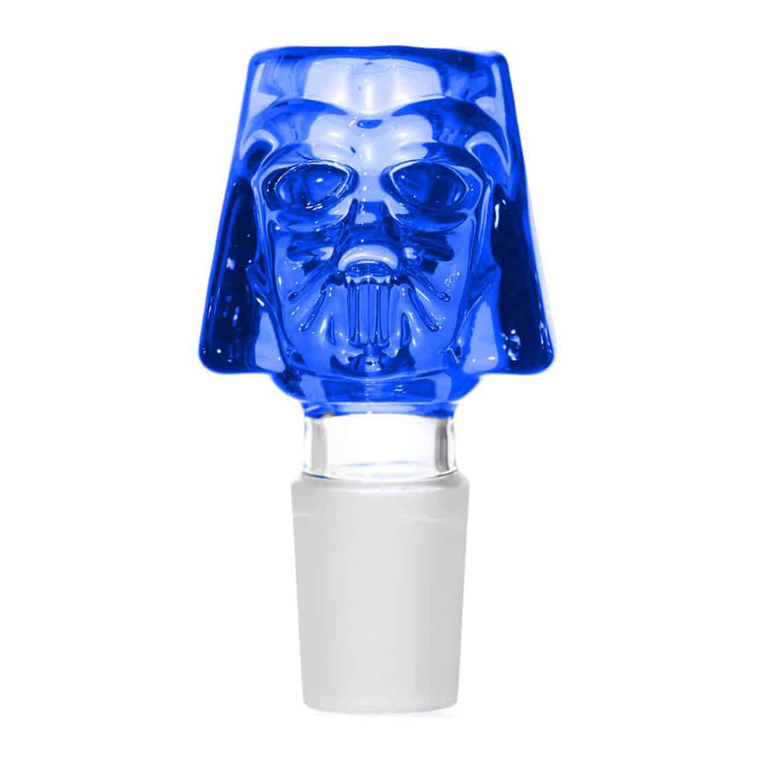 En skål i blåt glas med en dyb, klar farve, der skaber en elegant og moderne æstetik. Skålens overflade har en let bølget struktur, som tilføjer dybde og interesse. Kantene er bløde og afrundede, mens bunden er flad for stabilitet. Refleksioner fra lys giver skålen en glansfuld finish, der fremhæver dens form.