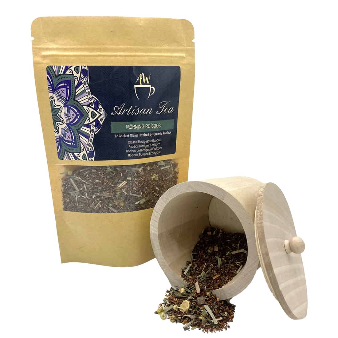 En dyb rødbrun te, der fremstår klar i en gennemsigtig tekrus. Overfladen er let boblet, hvilket indikerer varme. En lille skefuld teblade i sort og grøn farve ligger ved siden af kruset, på en lys træoverflade. Baggrunden er uklar, hvilket skaber fokus på tekruset og tebladene.