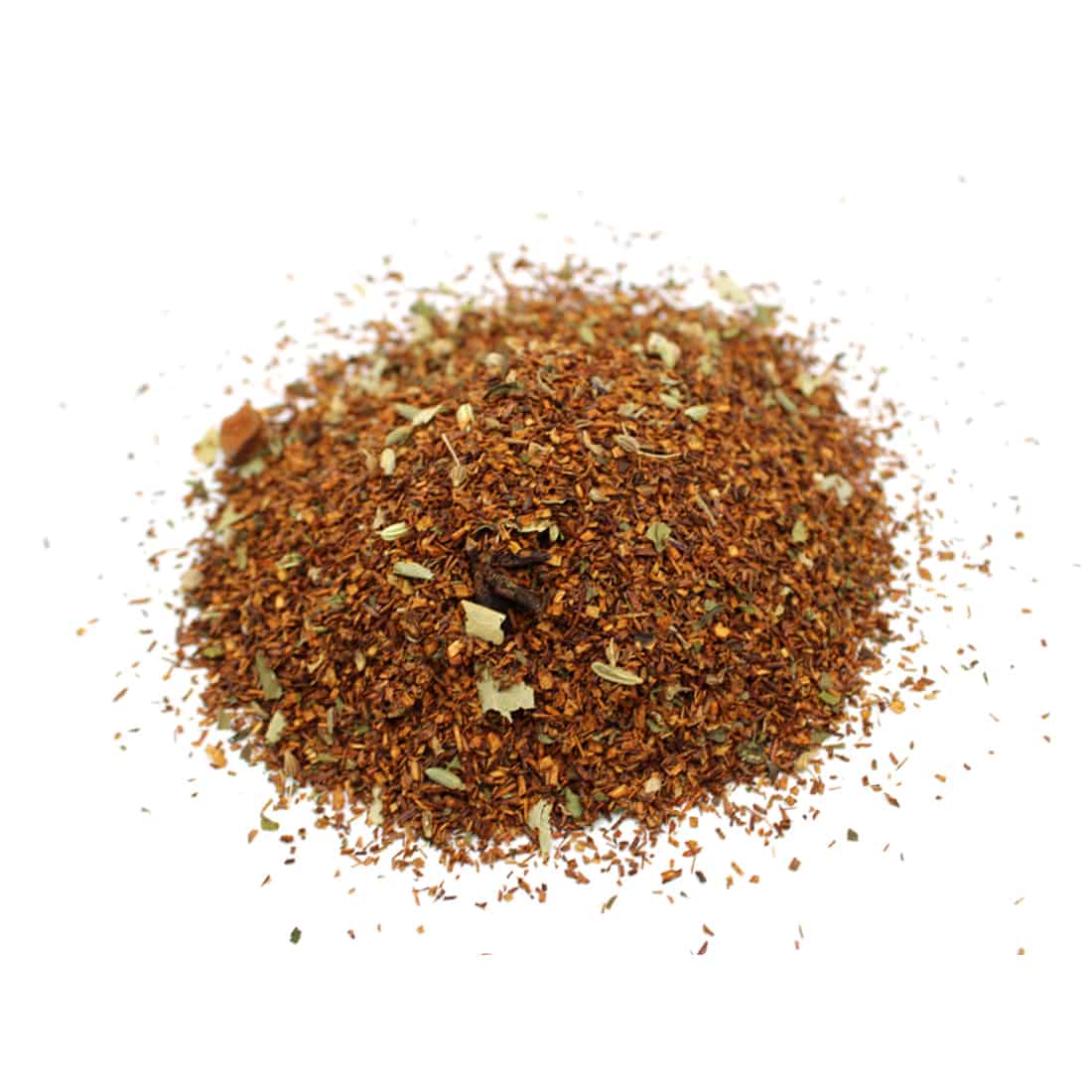 Rød bush-te præsenteres i en gennemsigtig, rund glasbeholder med en tæt, sort skruelåg. Teens nuancer spænder fra dyb rød til brun, med fine, løse blade og fragmenter af urter. Etiket med hvid tekst og grafiske elementer er placeret på beholderens front, hvilket giver information om produktet. Beholderens overflade er glat og skinnende.