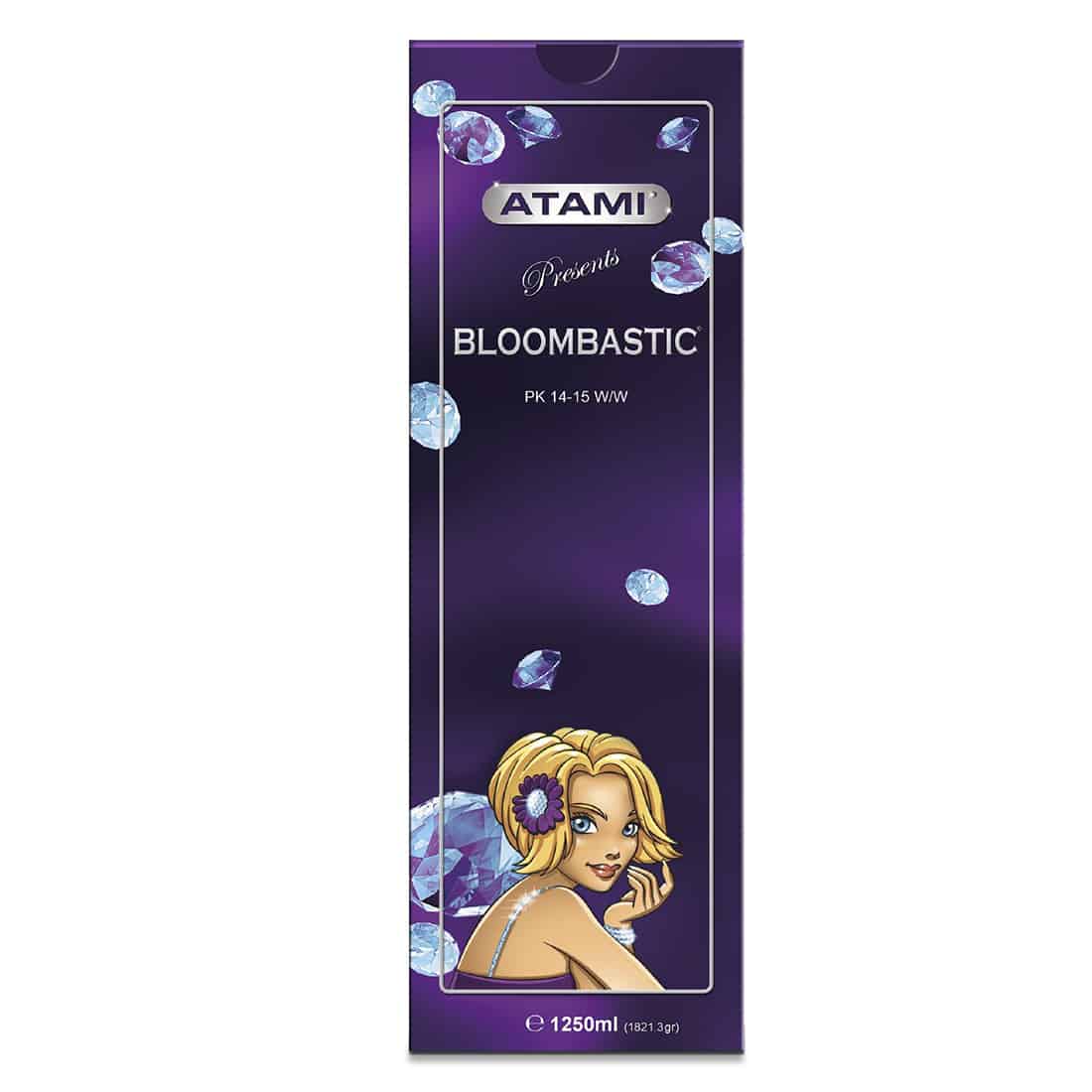 En klar flaske i plast med en kapacitet på 1250 ml pryder overfladen. Flasken har en slank, cylindrisk form og en bred, stabil bund. Et farverigt label pryder flaskens front, med grafiske elementer og tekst i sort og hvid. Toppen er forsynet med en sort skruelåg, der sikrer tæthed. Flaskens transparent materiale afslører en væske med en dyb, rig farve.