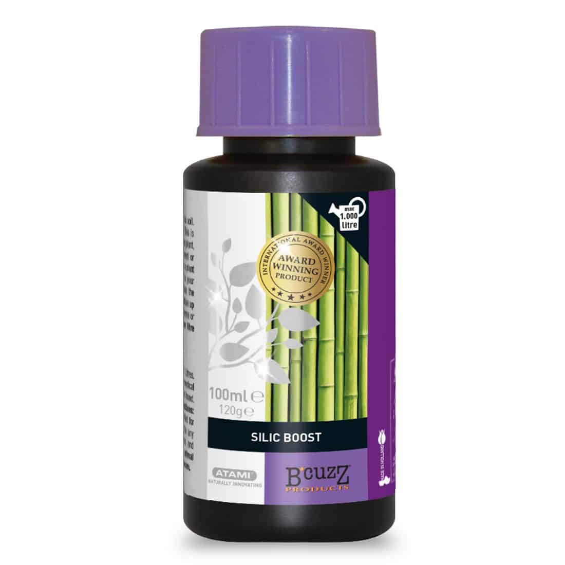 En transparent flaske med en sort skruelåg, der indeholder en klar, viskøs væske. Flaskens etiket er i nuancer af grøn og hvid, med tydelig tekst og grafik, der angiver produktinformation. Et symbol af en dråbe fremhæver væskens egenskaber. Flasken står på en lys overflade, der giver en subtil refleksion.