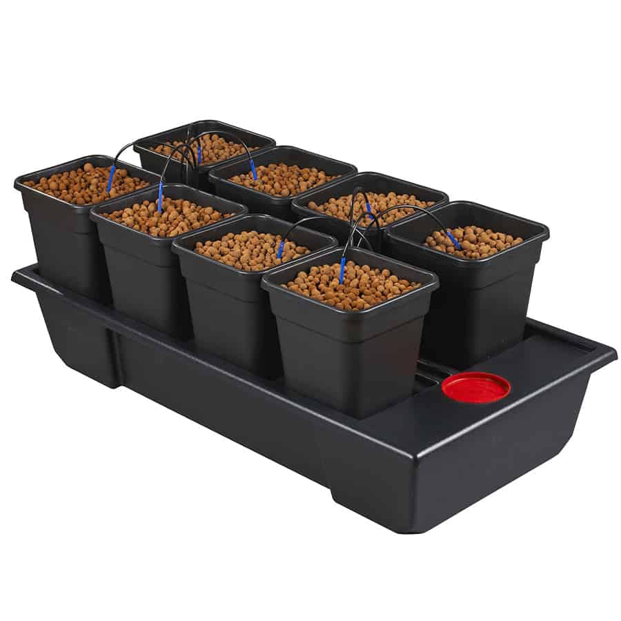 En serie af otte ensartede potter i en lys grå farve, hver med en glat, mat overflade. Hver potte har en rund form med en bred åbning og en let skråning mod bunden. Potterne er placeret i en tæt formation, hvilket skaber et harmonisk udtryk. Hver potte rummer en kapacitet på 11 liter.