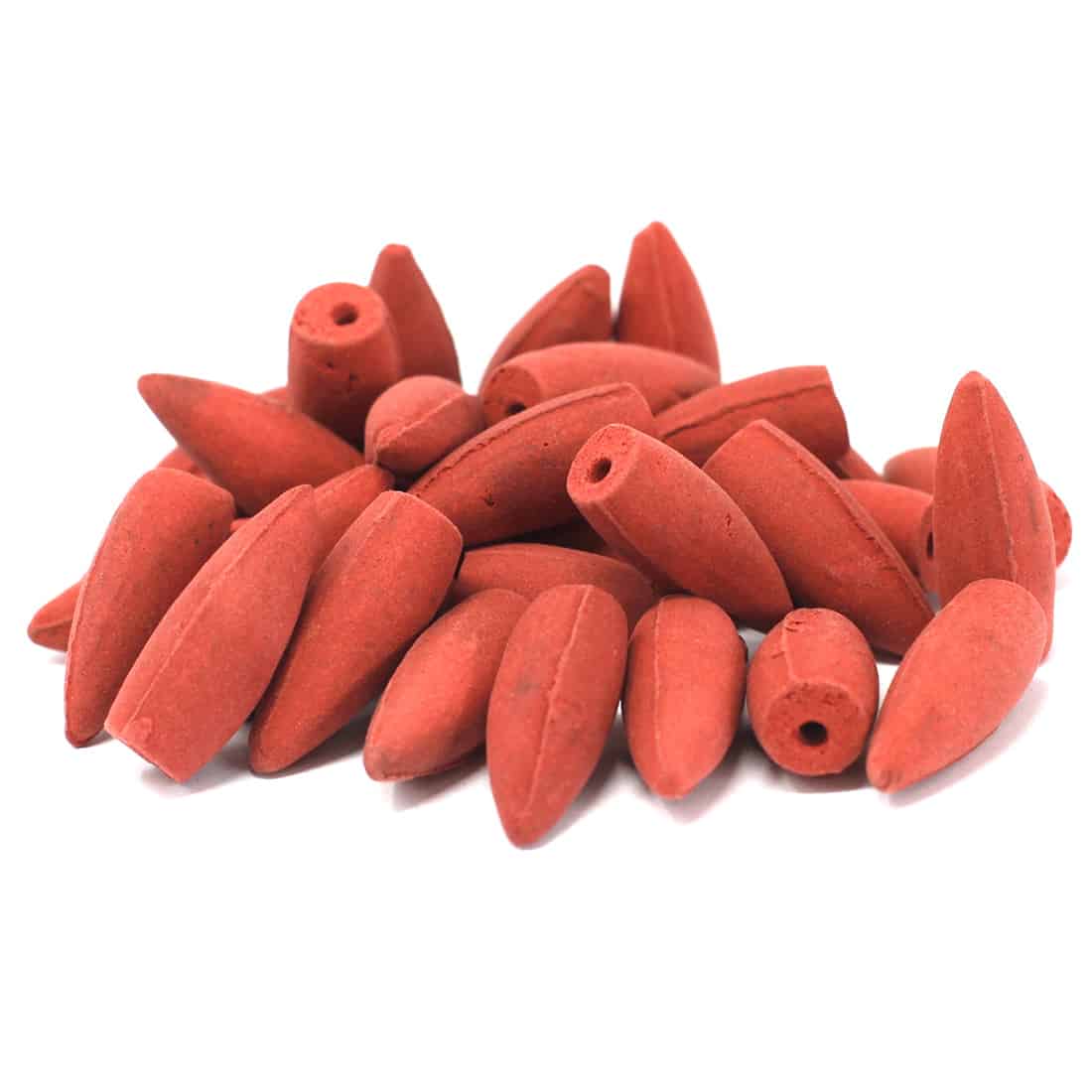 En pakke med rygstrømsrøgelse præsenterer sig i en rektangulær kartonindpakning. Indpakningen er domineret af en dyb rød farve med guldtekst og ornamentale mønstre. Indholdet består af små, koniske stykker røgelse i en mørkerød nuance. De har en glat overflade og en ensartet form, der giver et let struktureret udseende.