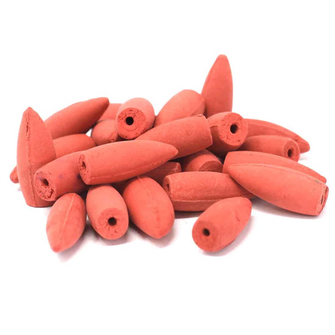 En samling af koniske røgelseholdere i dyb mørkerosa farve pryder overfladen. Hver holder har en glat, skinnende overflade med en let refleksion. De spidse toppe er præcist formede, og bunden er flad for stabilitet. Et sart mønster i form af små indhak kan ses langs kanten, hvilket tilføjer tekstur til designet.