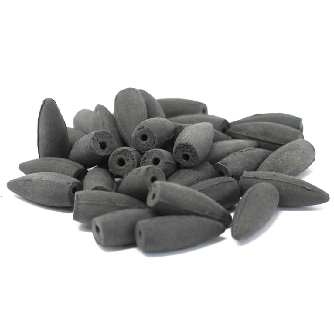 En pakke med 500 gram røgelseskegler i en transparent plastpose. Keglerne har en konisk form og er lavet af en mørkebrun, struktureret masse. Farven varierer fra dyb brun til lysere nuancer. På posens front er der et farverigt label med tekst og symboler, der angiver duften af patchouli. Pakken er lukket med en simpel bånd.