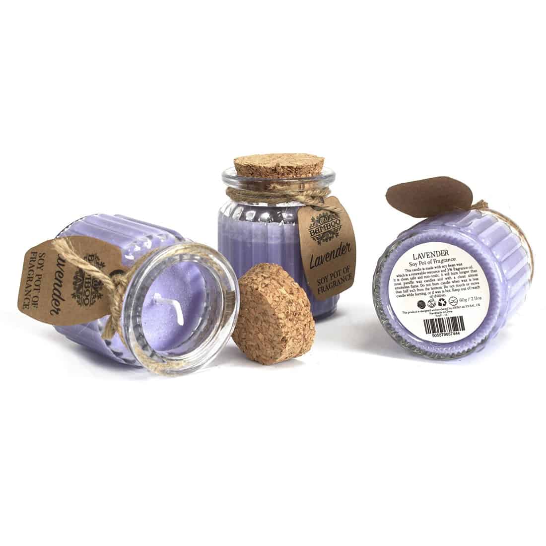 En rund, hvid soyavokslys er placeret i en cylinderformet beholder lavet af bambus. Beholderen har en naturlig, lys træfarve med synlige åretegninger og en glat overflade. Lyst, varmt lys stråler fra lysens overflade, og der ses en lille, sort væge i midten. Beholderens kant er lige, og bunden er flad.