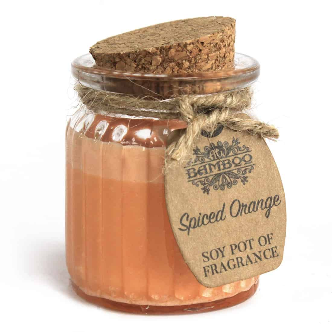 En rund, hvid keramikpotte med en glat overflade indeholder et lys lavet af sojavax. Lysfarven er en varm, gylden nuance, der stråler blødt. Potten er dekoreret med et naturligt bambuslåg, der har en let tekstur. Øverst på låget er der en lille, rund knap til nem åbning. Krydret appelsin er nævnt som duftnoter.