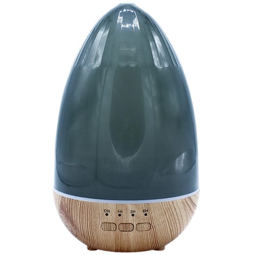 En aroma diffuser præsenterer et elegant design med en oval, trælignende overflade, der er fremstillet af kunststof. Den har en lys grå farve med en glat tekstur og naturlige åretegn for en organisk følelse. En rund knap på toppen giver mulighed for betjening, mens en lille USB-port er synlig på siden for strømtilslutning.
