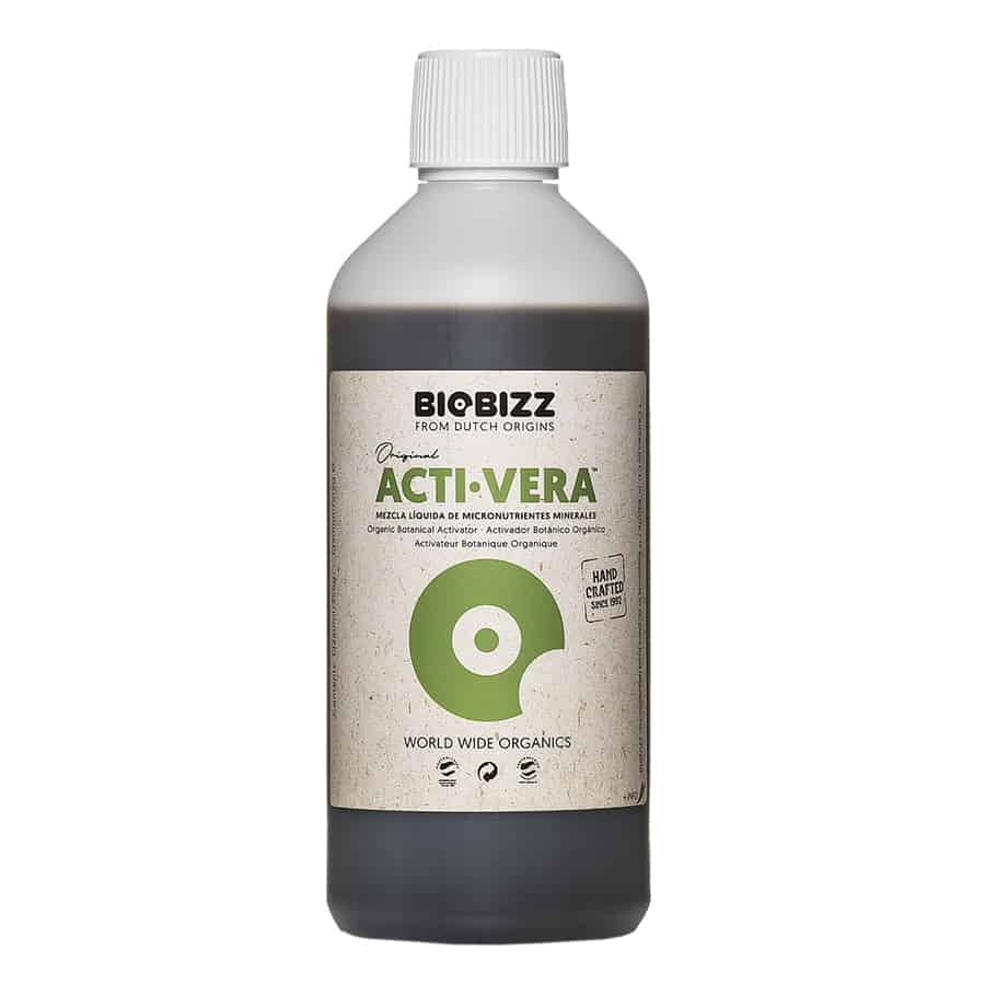 En transparent flaske i plast indeholder en klar, let viskøs væske. Flasken har en bred, flad bund og en smal hals med en skruehætte. Etiket i grønne og hvide nuancer pryder flaskens front med teksten "Acti Vera" i tydelig, sort skrift. Der er også grafiske elementer, som fremhæver produktets naturlige ingredienser. Flaskens form er ergonomisk og funktionel.