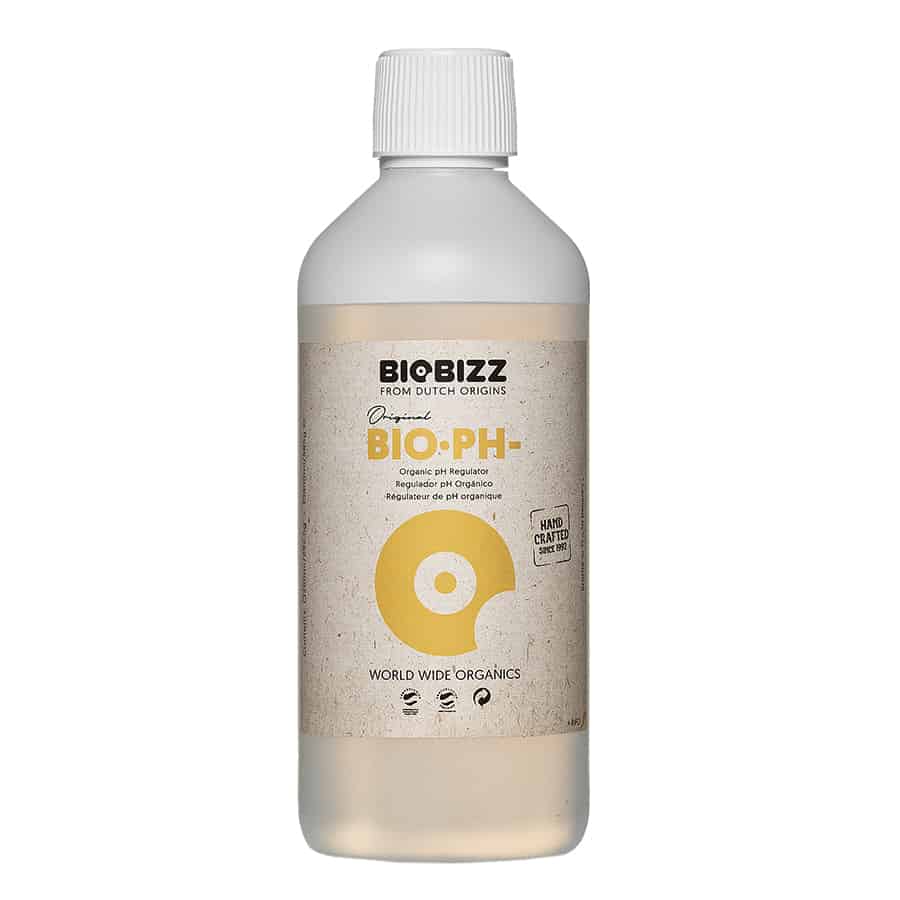 En mørkegrøn plastflaske med en sort skruelåg. Flaskens overflade er glat og skinnende, mens etiketten er farverig med tekst i sort og hvid. Etiketten indeholder grafiske elementer og symboler, som indikerer produktets indhold. Flaskens størrelse er kompakt, velegnet til opbevaring. Der er en lille åbning i låget, der muliggør dosering.