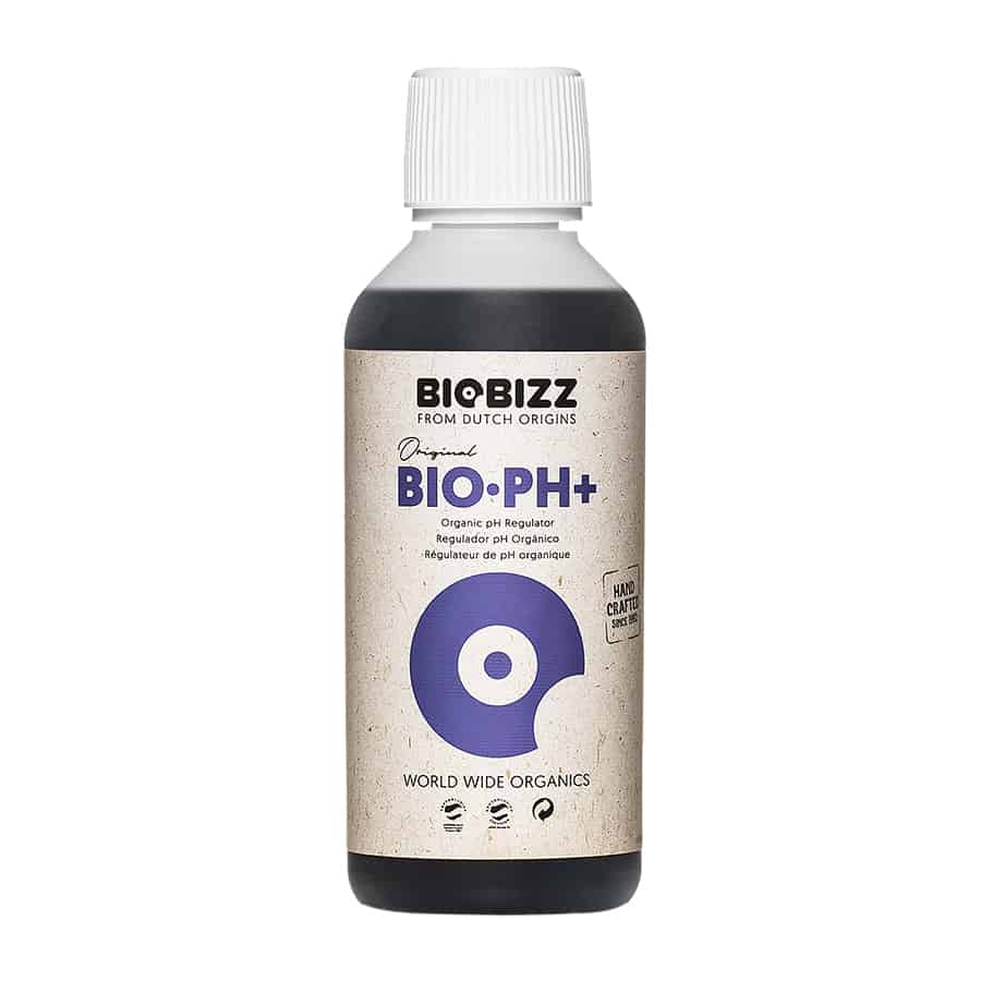 En gennemsigtig flaske med en sort skruelåg, der indeholder en klar væske. Flasken har en etikette med grønne og sorte farver, der indeholder tekst og symboler. Etiketten prydes af et gult mærke med teksten "Bio" og en beskrivelse af produktet. Flasken har en enkel, cylindrisk form og en kapacitet på 250 ml.