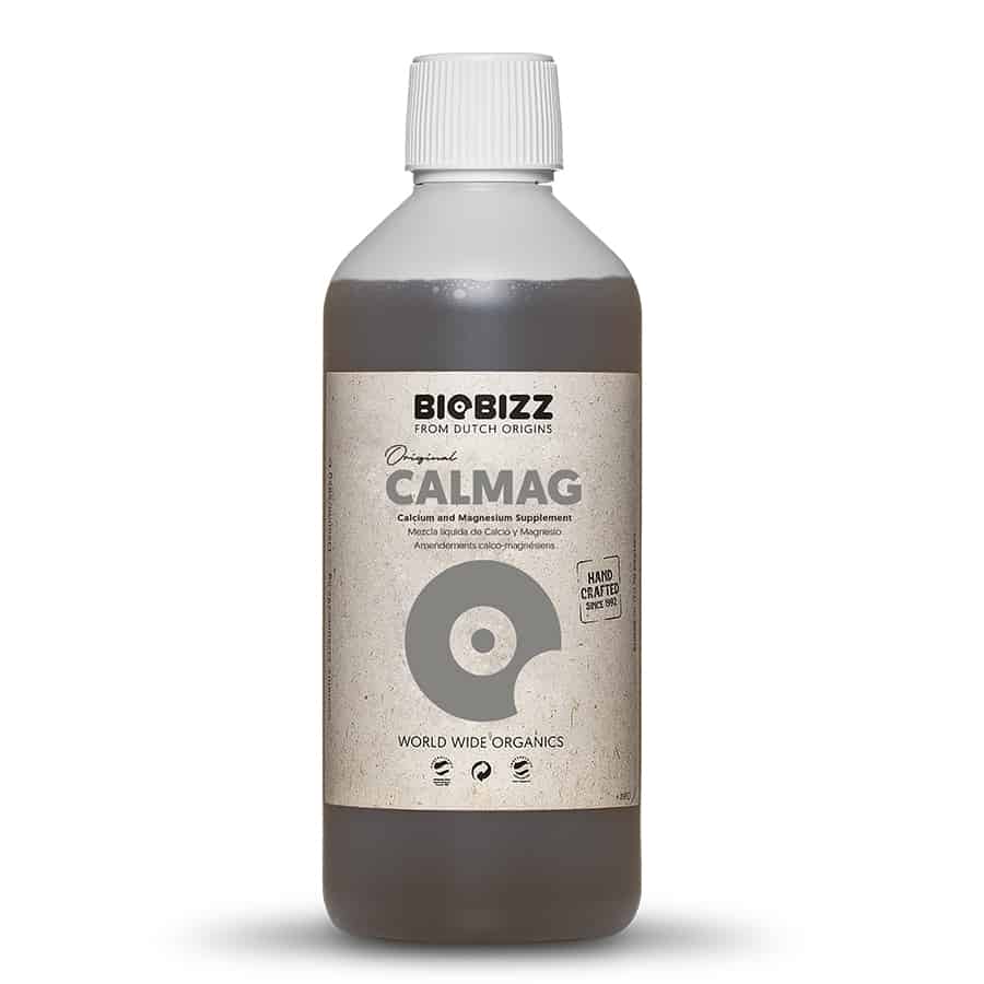 En brun, cylindrisk plastflaske med en sort skruelåg. Flasken har en mat overflade og en etiket i grønne og hvide nuancer, der indeholder tekst og symboler. Etiketten prydes af en grafisk repræsentation af et blad samt oplysninger om produktet. Flaskens størrelse er kompakt, hvilket giver den et praktisk udseende.