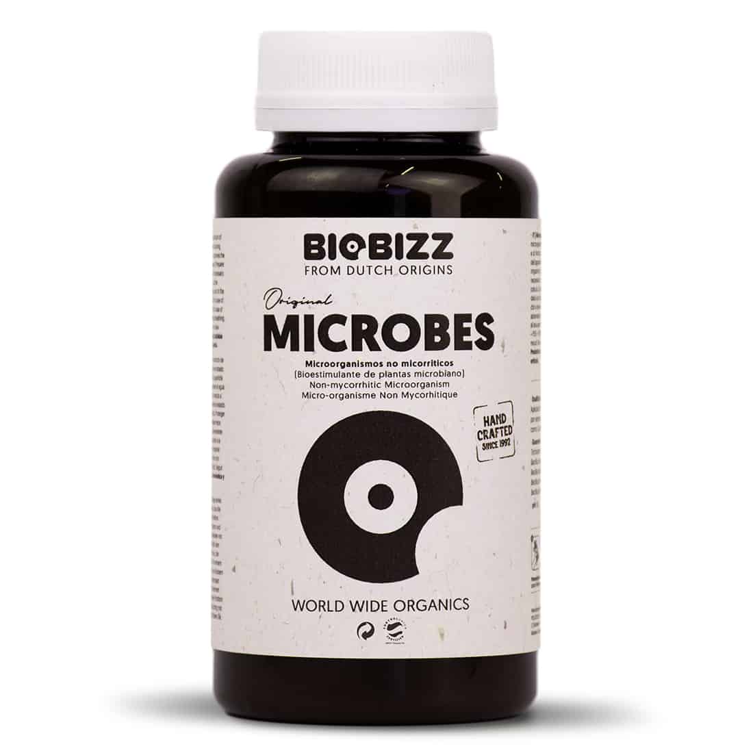 En hvid plastbeholder med en sort skruelåg. Beholderen indeholder et fint, brunligt pulver, der ser ud til at være organisk. Etiket på beholderen er farverig med grønne og brune nuancer, præget med tekst i sort og hvid. Der er et symbol for økologi, samt informationer om indholdet og brugsanvisning. Beholderens form er cylindrisk med en glat overflade.