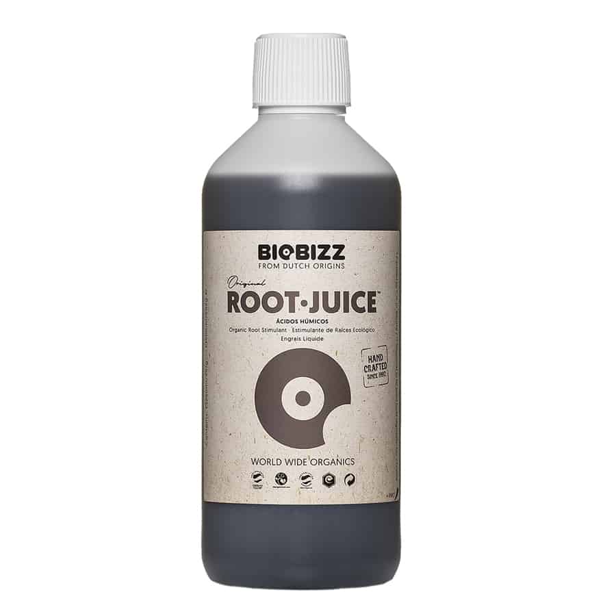 En transparent flaske med en mørkebrun væske, der har en let viskositet. Flasken har en sort skruelåg med en praktisk hældetud. Etiketens farver omfatter grønne og brune nuancer med hvid tekst, der angiver produktnavnet. Mønstrene på etiketten inkluderer naturlige elementer, som blade, der understøtter det organiske tema. Flasken står på en hvid overflade.