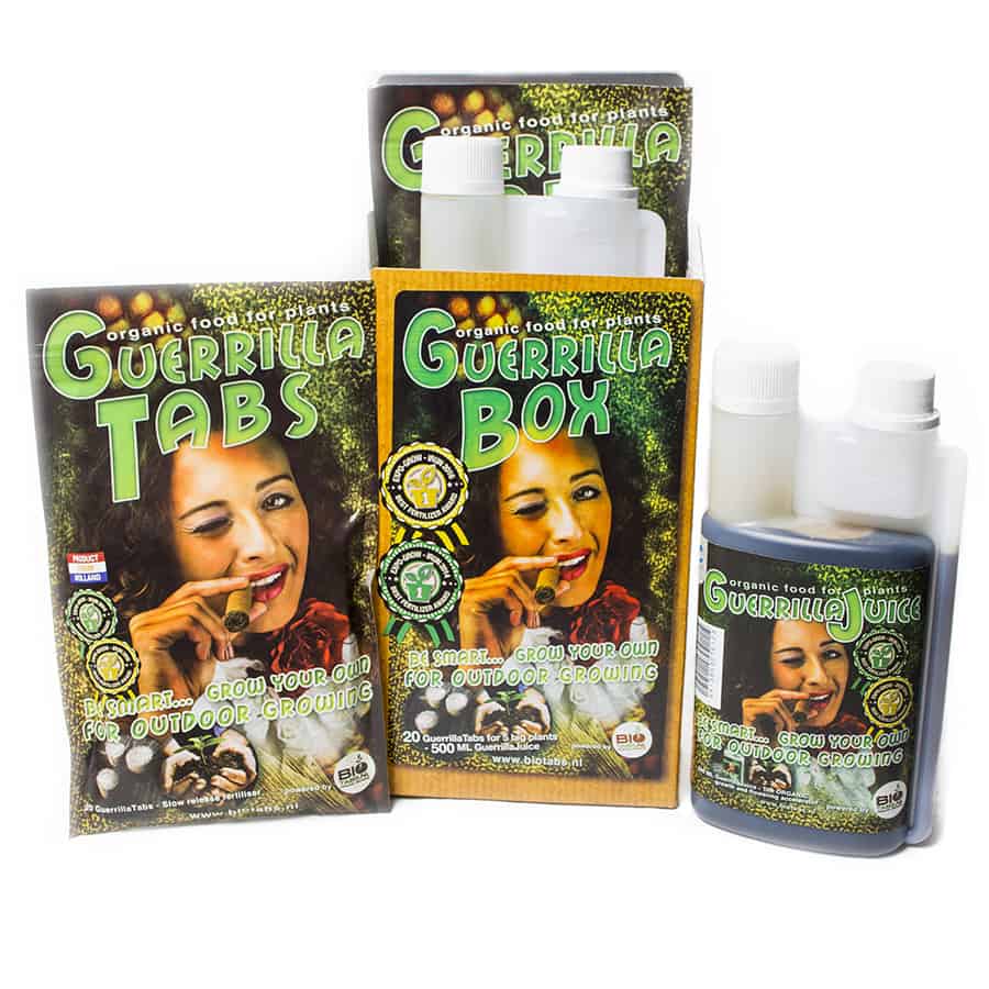 En firkantet papkasse med en matte overflade prydet med farverige, grafiske illustrationer. Kassen har en dominerende grøn farve med detaljer i gult og sort. Øverst er der tydelig tekst i store bogstaver, mens siden præsenterer forskellige symboler og informationer. Kassen har en lukket top og synlige kanter, der indikerer en robust konstruktion.