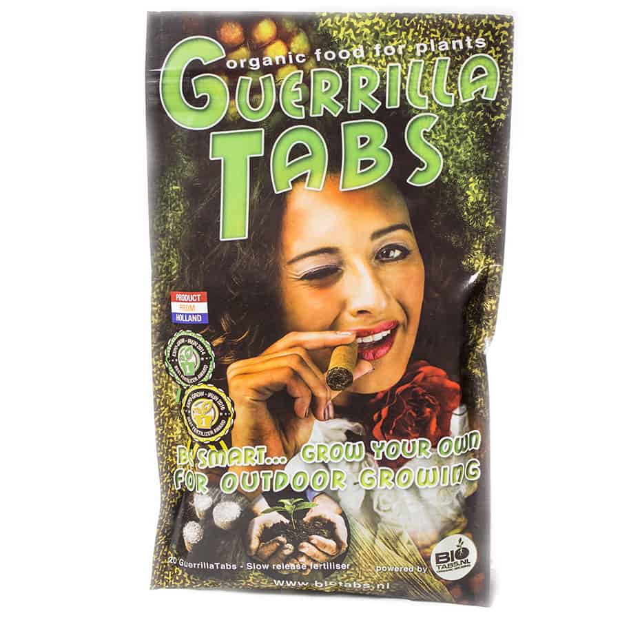 Runde, flade tabletter i en lys grøn nuance er placeret i en tætsluttende pakke. Hver tablet har en glat overflade med tydelige indtryk, der viser produktnavnet. Pakken er transparent med en hvid baggrund og indeholder 20 tabletter, der er organiseret i en systematisk rækkefølge. Der er også tekst og symboler på emballagen, der angiver detaljer om produktet.