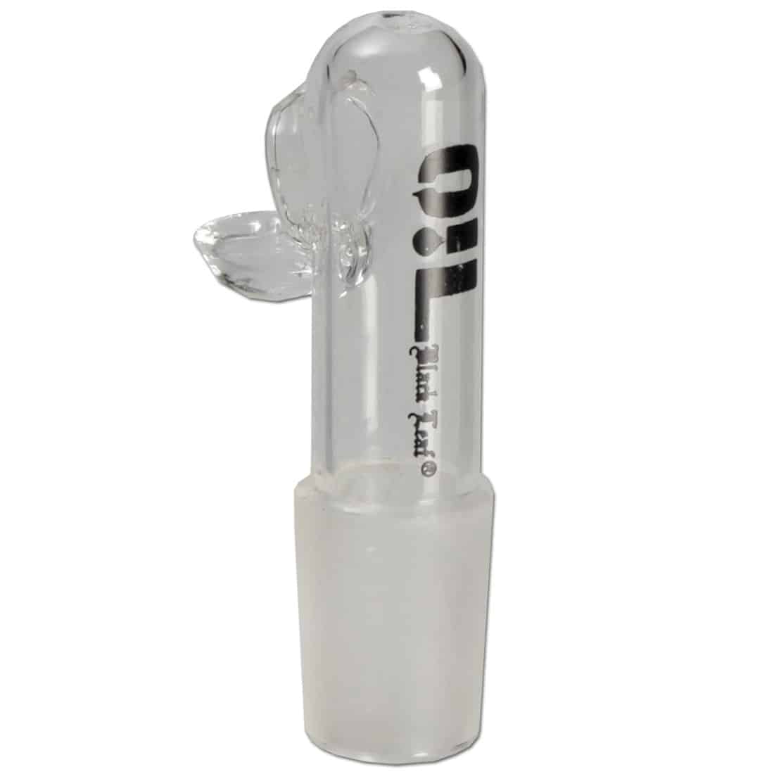 En sort skål fremstillet af glas præsenterer sig med en glat, skinnende overflade. Skålens kant er let bølget, hvilket tilføjer en organisk form. Indersiden er dyb og reflekterer lys, mens ydersiden har en mat finish. Skålen hviler på en flad bund, der giver stabilitet og elegance. Det minimalistiske design fremhæver dens ensfarvede sorthed.