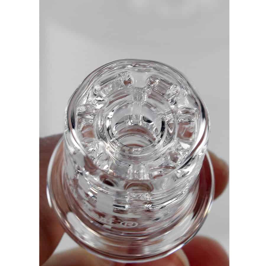 En skål i form af en tromme præsenterer sig i en dyb, sort farve, der giver en glat og skinnende overflade. Den er fremstillet af kvarts, med subtile nuancer og linjer, der tilføjer dybde. Kanterne er forsigtigt afrundede, og indersiden har et let marmoreret mønster, der fremhæver materialets naturlige skønhed.