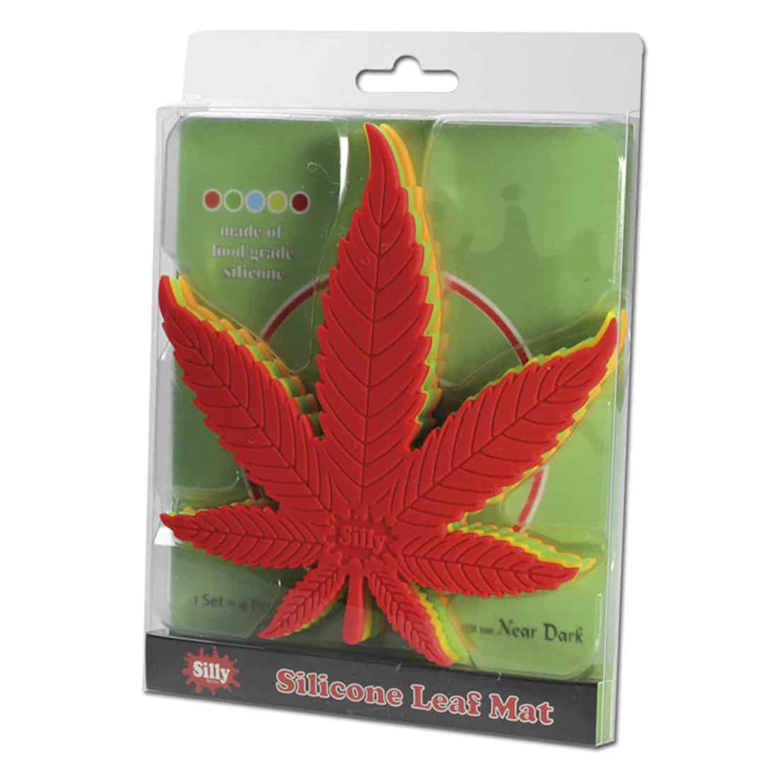 Silikonemåtter i sort farve præsenteres i et sæt af fire. Hver måtte har en blød, glat overflade med en let mat finish. Formen er rund med en bladvendende kontur, som giver et organisk udtryk. Måtterne er fleksible og har en lille kant, der forhindrer glidning, hvilket tilføjer funktionalitet til designet.