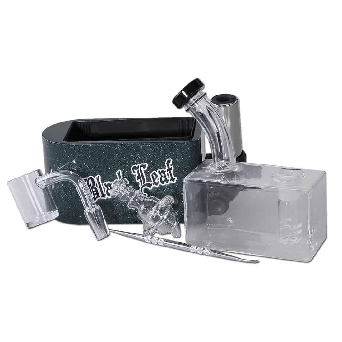 Rektangulær taske i sort nylon med en glat overflade og synlige syninger. Tasken har en lynlås øverst, der åbner til et rum med plads til opbevaring. En vedhæftet lommelygte i metal med en blank finish og en tændknap pryder siden. Taskens størrelse er ca. 16 cm, og den har et enkelt, funktionelt design.