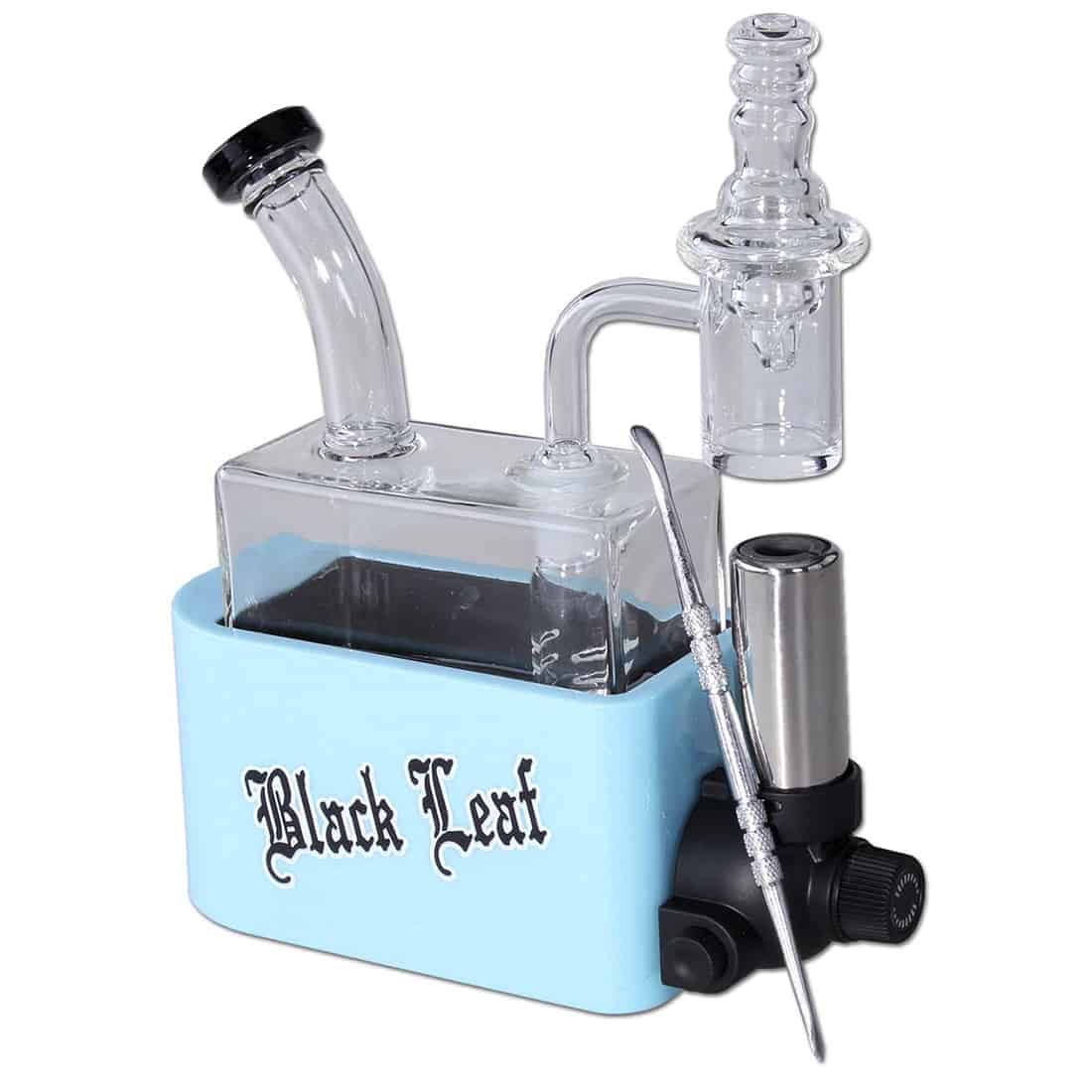 En rejsetaske med en sort, bladformet design pryder overfladen. Tasken har en glat, mat tekstur og indeholder en blå letvægtslommelygte med en cylindrisk form. Lommelygten har en metaloverflade, der reflekterer lyset svagt. Taskens lynlås er diskret, og der er synlige stikninger i en kontrastfarve, hvilket tilføjer dybde til udseendet.