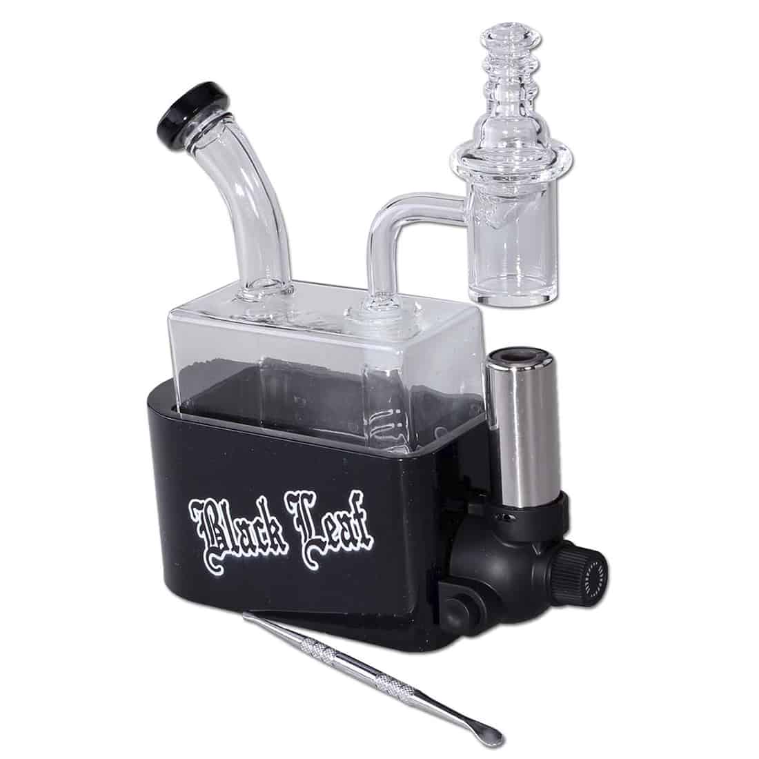 Rektangulær travel rig med en sort overflade og glatte kanter. Den har en indbygget lommelygte, som er placeret i den ene ende. Lommelygten er rund med en gummibelægning, der giver et godt greb. Den centrale del har en skinnende, metalrefleksion, og der er flere knapper i en sølvfarvet nuance, der skaber kontrast til den matte sorte finish.