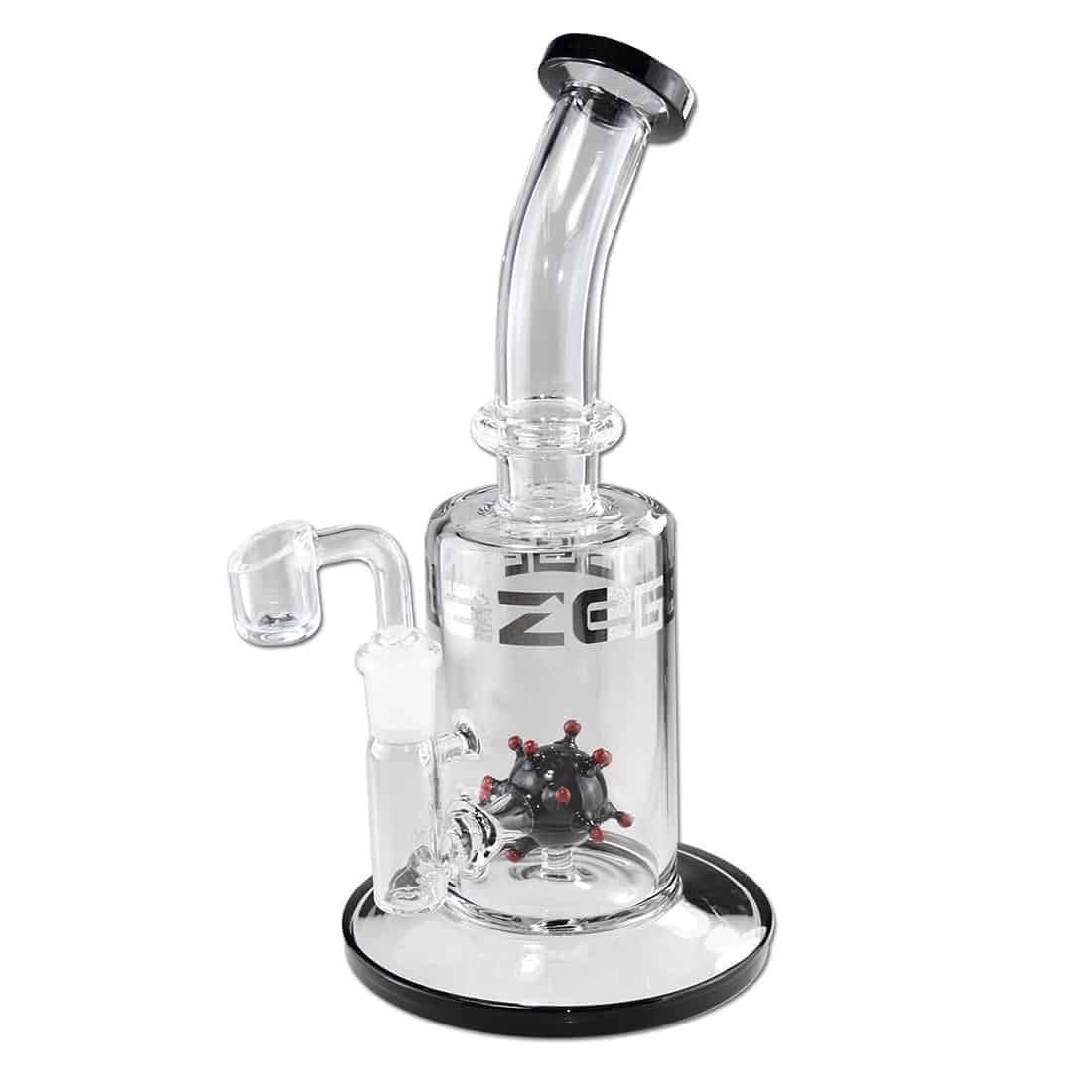 En sort dab rig med en slank, cylindrisk form, der måler 24 cm i højden. Den har en bred base for stabilitet og en krum hals, der leder op til en klar glas skål til koncentrater. Overfladen er glat med en blank finish, og der ses fine detaljer i den bølgede struktur ved hældepunktet.