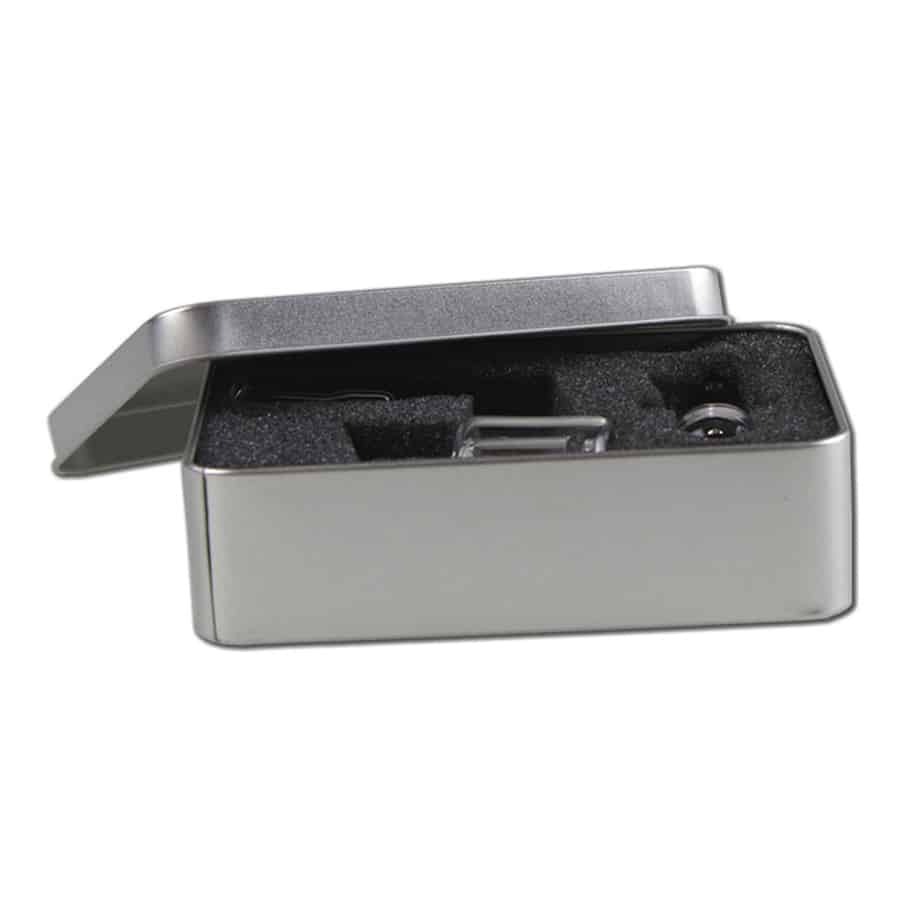 Borosilikatglas banger med en karb-cap i klar, gennemsigtig udførelse. Bangerens overflade er glat og reflekterer lys, mens karb-cappen har en let buet form og en lille åbning i midten. Farven er klar, hvilket fremhæver dets håndværk. Elementerne præsenteres i en sort boks med en enkel, elegant indretning, der holder dem sikkert på plads.